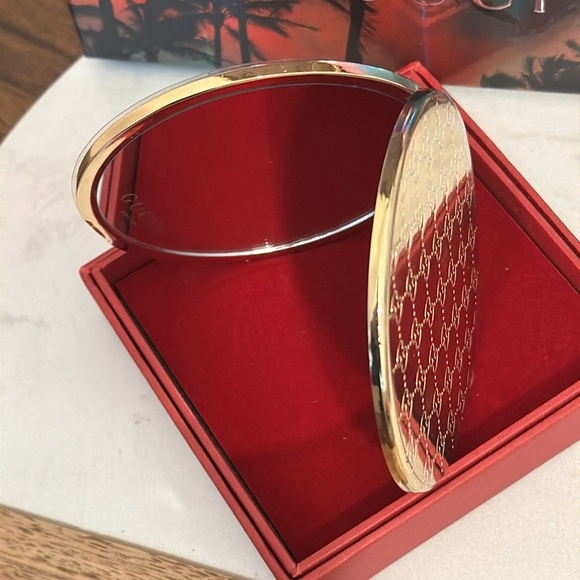 Gucci mirror a beautiful woman accessories made by Guccithis is NWOT - Picture 4 of 14